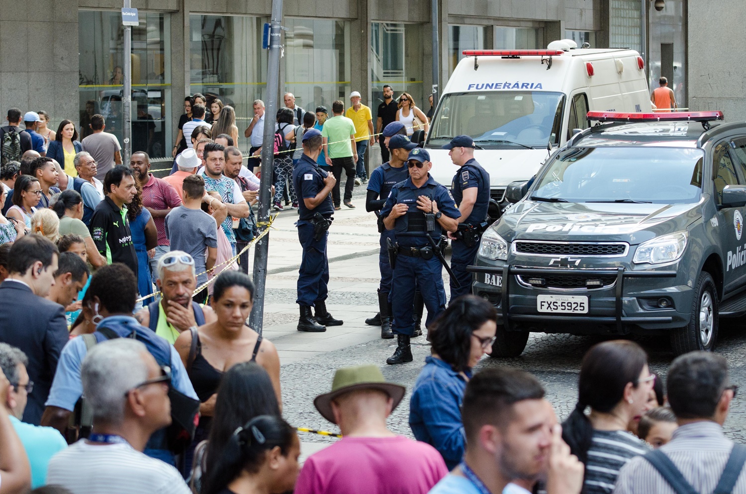 Movimentação na frente da Catedral de Campinas