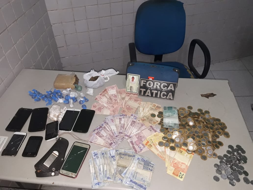 Parte do material encontrado pela polícia
