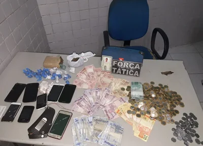 Parte do material encontrado pela polícia