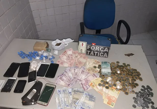 Parte do material encontrado pela polícia