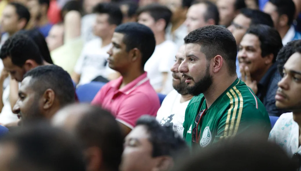 População acompanha votação do projeto de lei que regulamenta a Uber