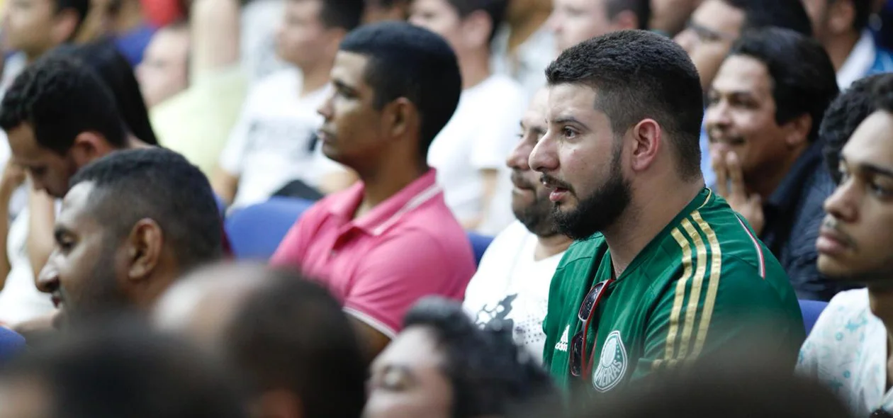 População acompanha votação do projeto de lei que regulamenta a Uber