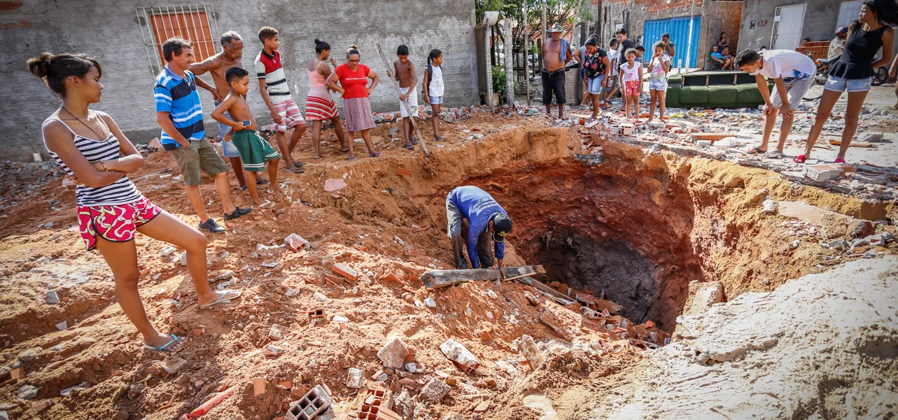 População olhando a cratera no bairro Água Mineral 