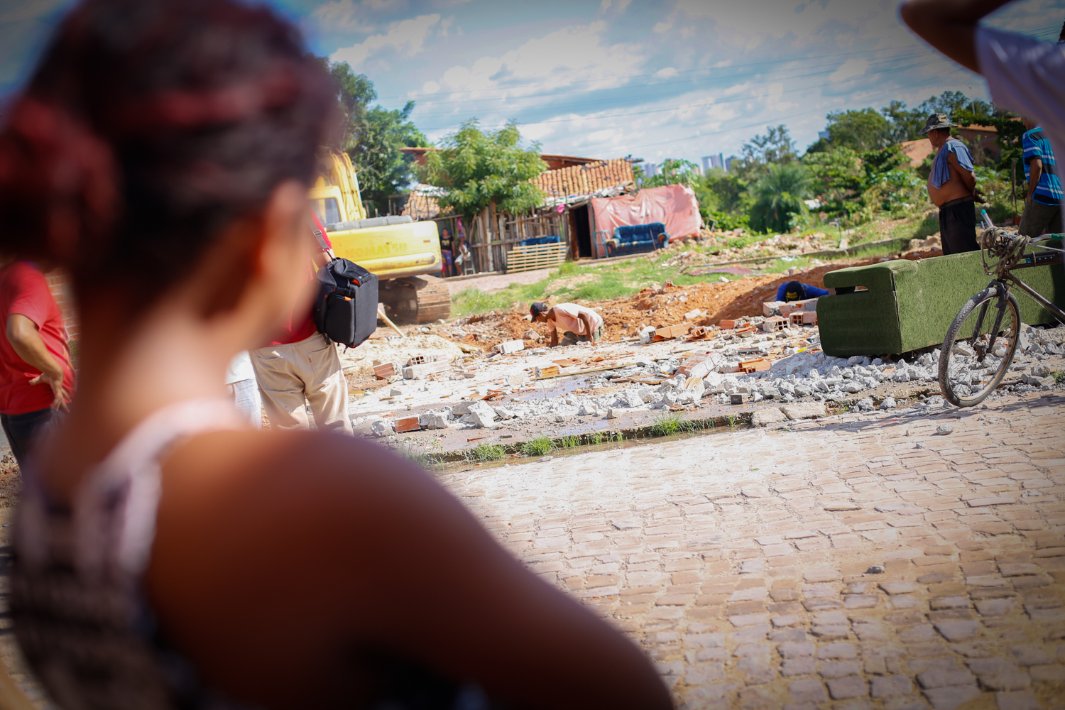 Populares olhando a demolição
