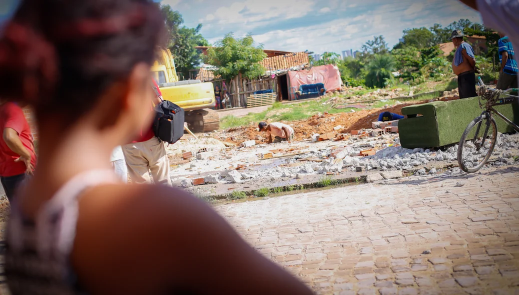 Populares olhando a demolição