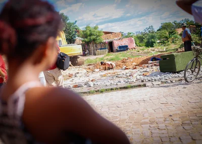 Populares olhando a demolição