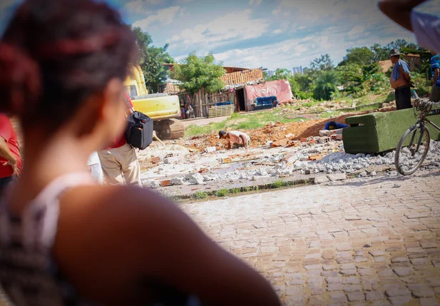Populares olhando a demolição