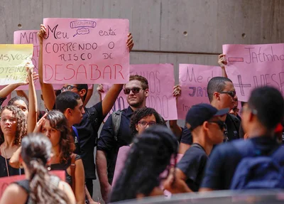 Alunos da Uespi realizam protesto na Alepi