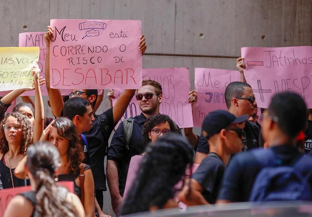 Alunos da Uespi realizam protesto na Alepi