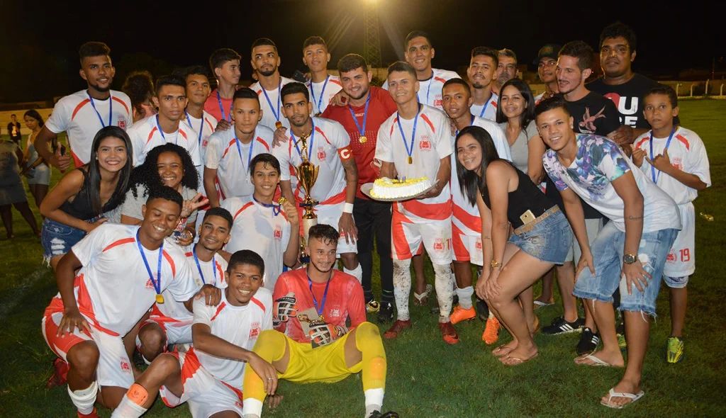 Campeões comemoram o título