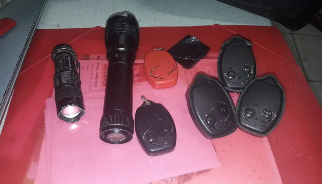 Controles de portões usados pelos suspeitos