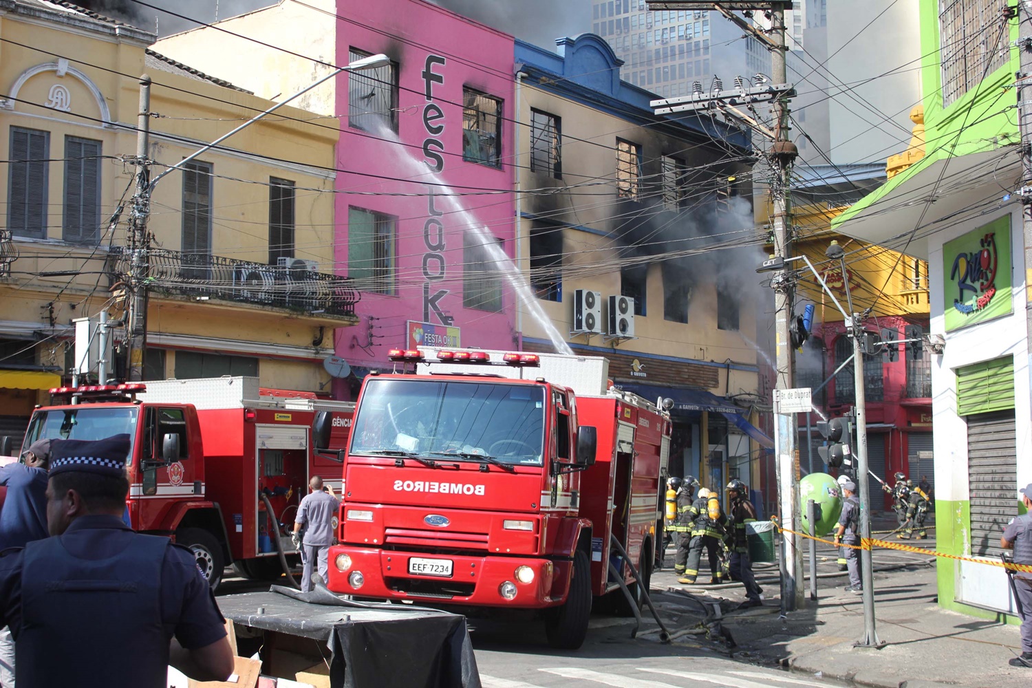 Corpo de Bombeiros tenta apagar chamas