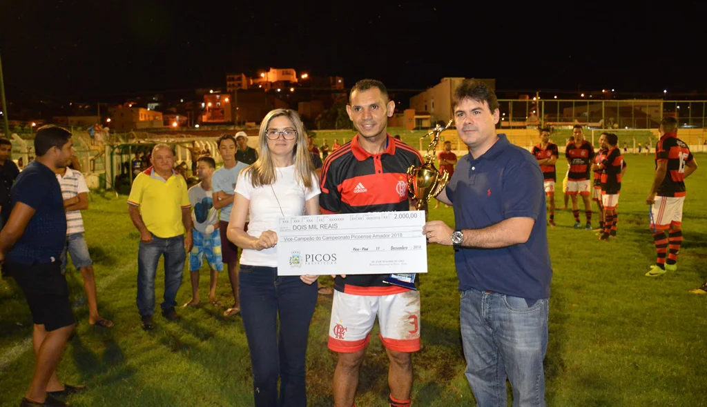 Deputado Severo Eulálio e secretária Maria Santana entregam premiações ao vice-campeão