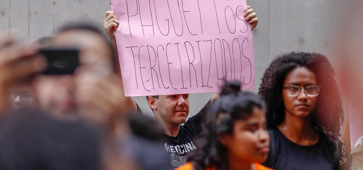 E pediram o pagamento dos terceirizados 