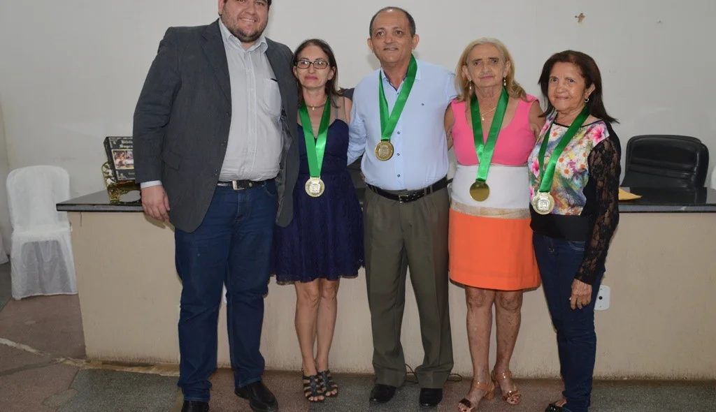 Hugo Victor com os servidores da Câmara homenageados