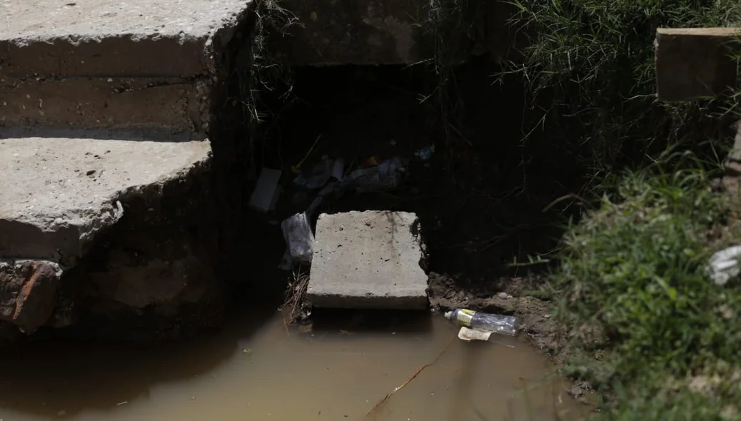 Lixo se acumula na água no Residencial Torquato Neto