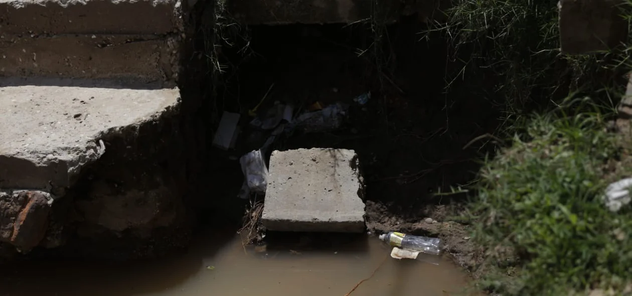 Lixo se acumula na água no Residencial Torquato Neto