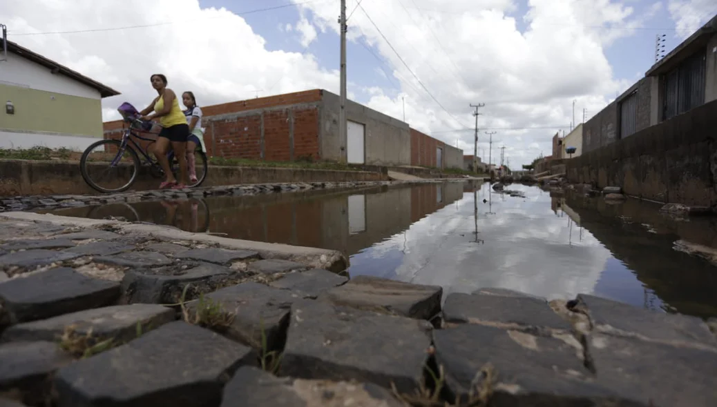 Moradores têm dificuldades de transitar nas ruas 