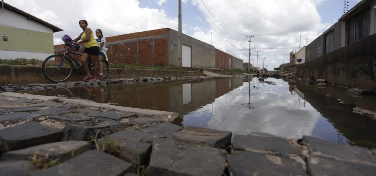 Moradores têm dificuldades de transitar nas ruas 