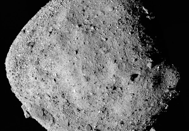 Mosaico de imagens do asteroide Bennu captadas pela sonda OSIRIS
