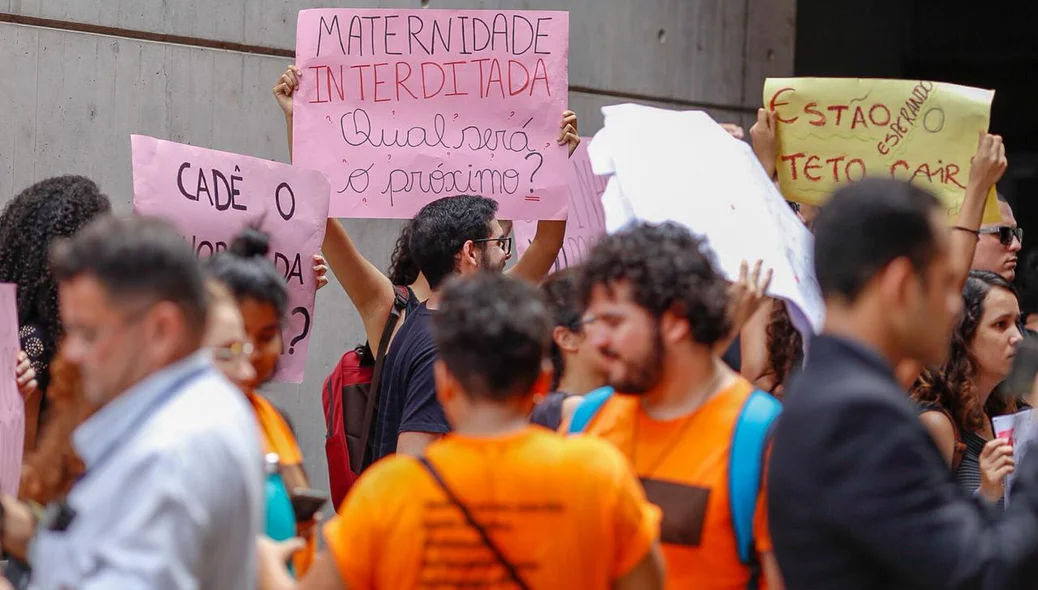 Nos cartazes os alunos citaram a interdição da Maternidade Dona Evangelina Rosa