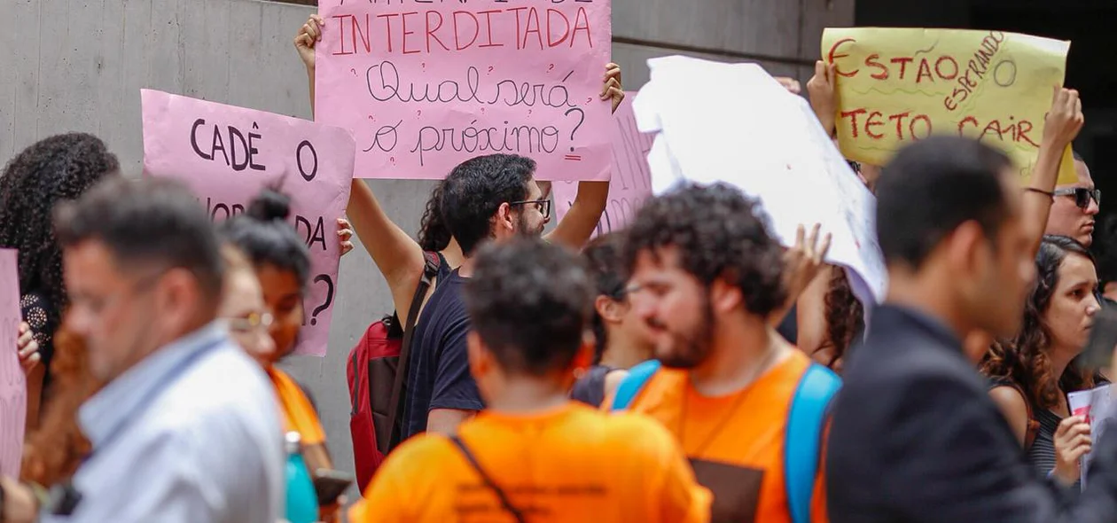 Nos cartazes os alunos citaram a interdição da Maternidade Dona Evangelina Rosa