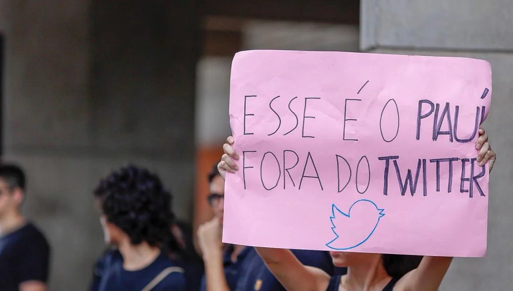 Os alunos criticaram a suposta campanha publicitária feita pelo governo no Twitter