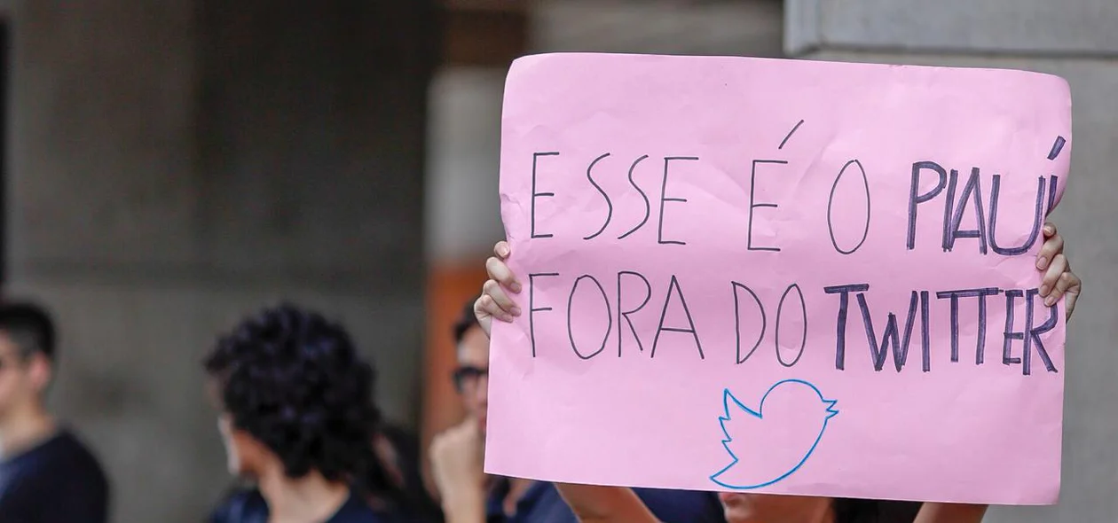 Os alunos criticaram a suposta campanha publicitária feita pelo governo no Twitter