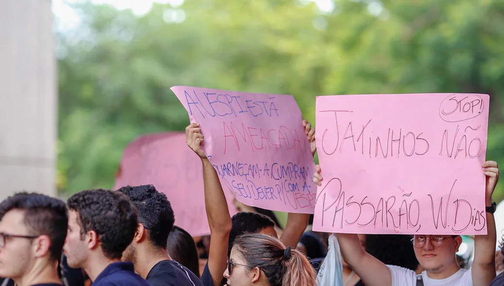 Os alunos criticaram o governador Wellington Dias 