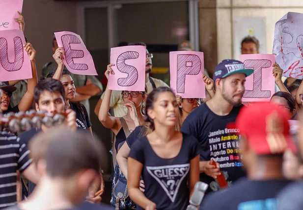 Alunos da Uespi fazem manifestação na Alepi