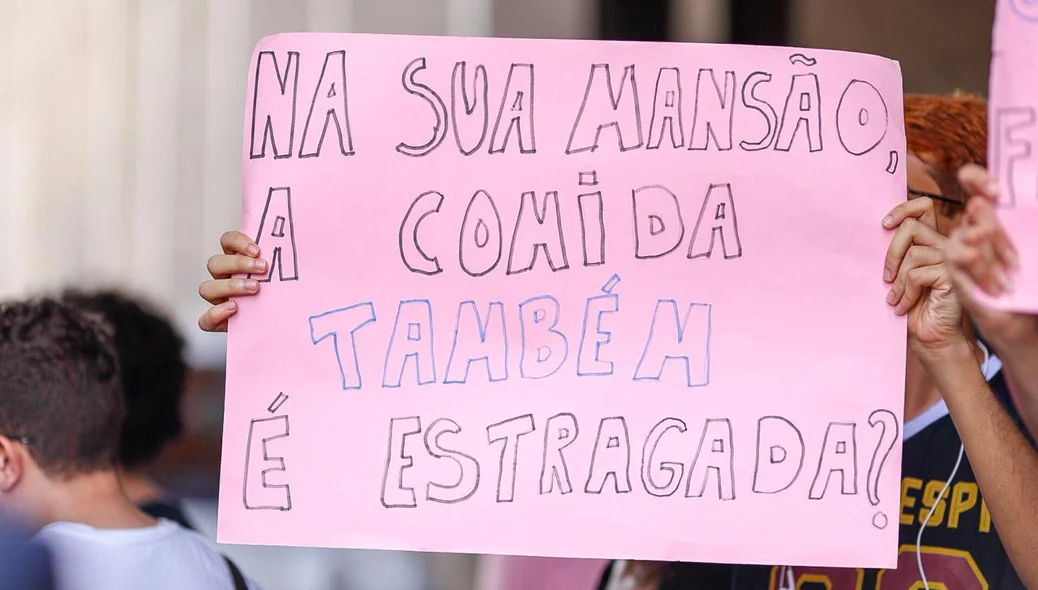 Os estudantes acusam o Restaurante Universitário de fornecer comida estragada