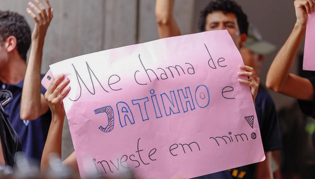 Os estudantes fizeram duras críticas aos poderes legislativo e executivo 
