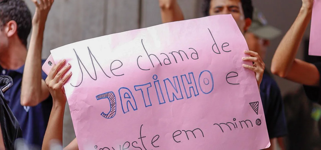 Os estudantes fizeram duras críticas aos poderes legislativo e executivo 