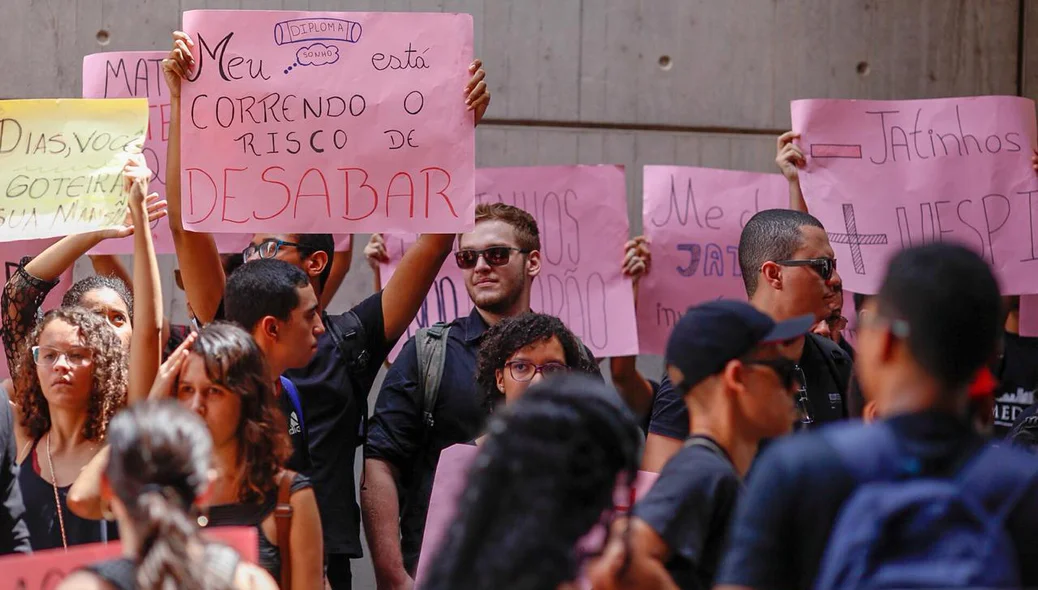 Os estudantes levaram cartazes criticando o governo