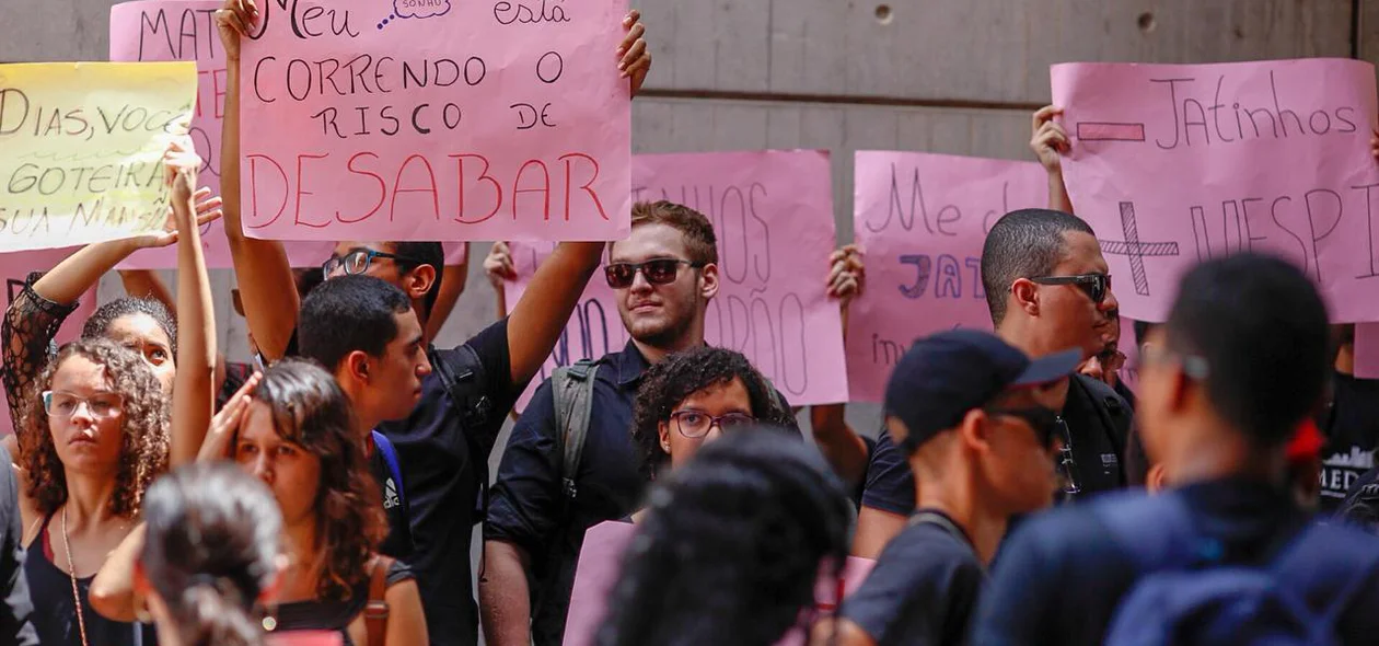 Os estudantes levaram cartazes criticando o governo