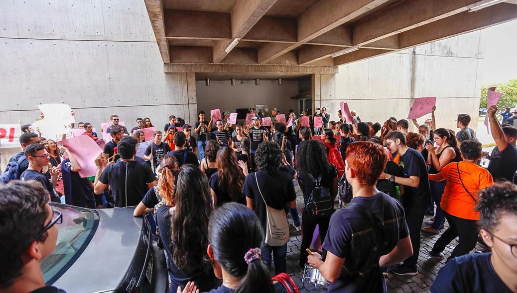 Os estudantes vestiram preto para demonstrar luto pela situação da instituição 