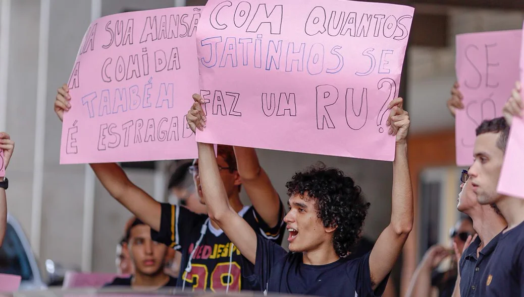 Os manifestantes falaram citaram a precariedade no Restaurante Universitário