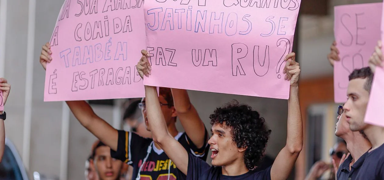 Os manifestantes falaram citaram a precariedade no Restaurante Universitário