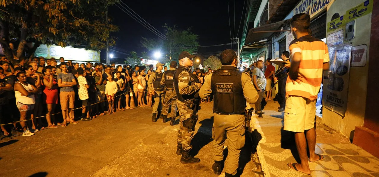 Policiais militares no local do crime