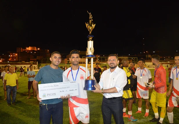 Prefeito Padre Walmir e secretário Adonai Venancio entregam prêmios ao campeão