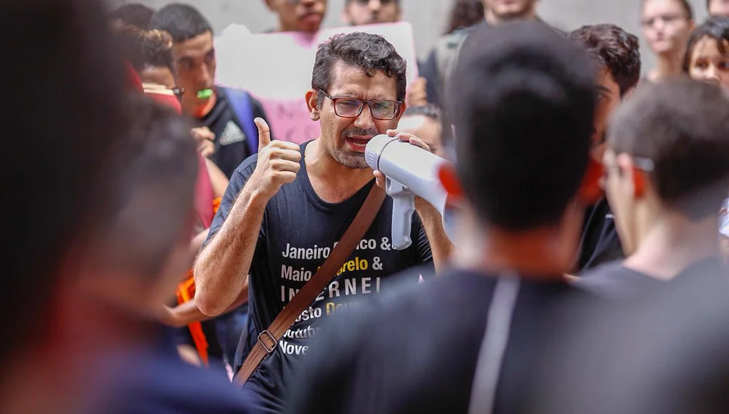 Professores e alunos estiveram presentes na manifestação