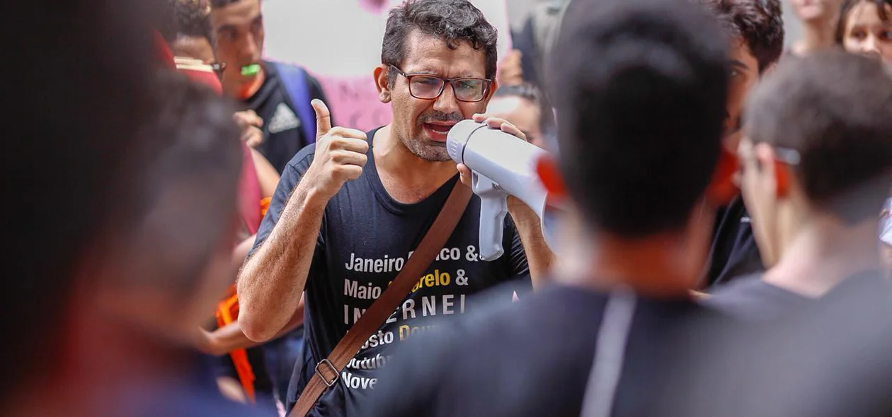 Professores e alunos estiveram presentes na manifestação