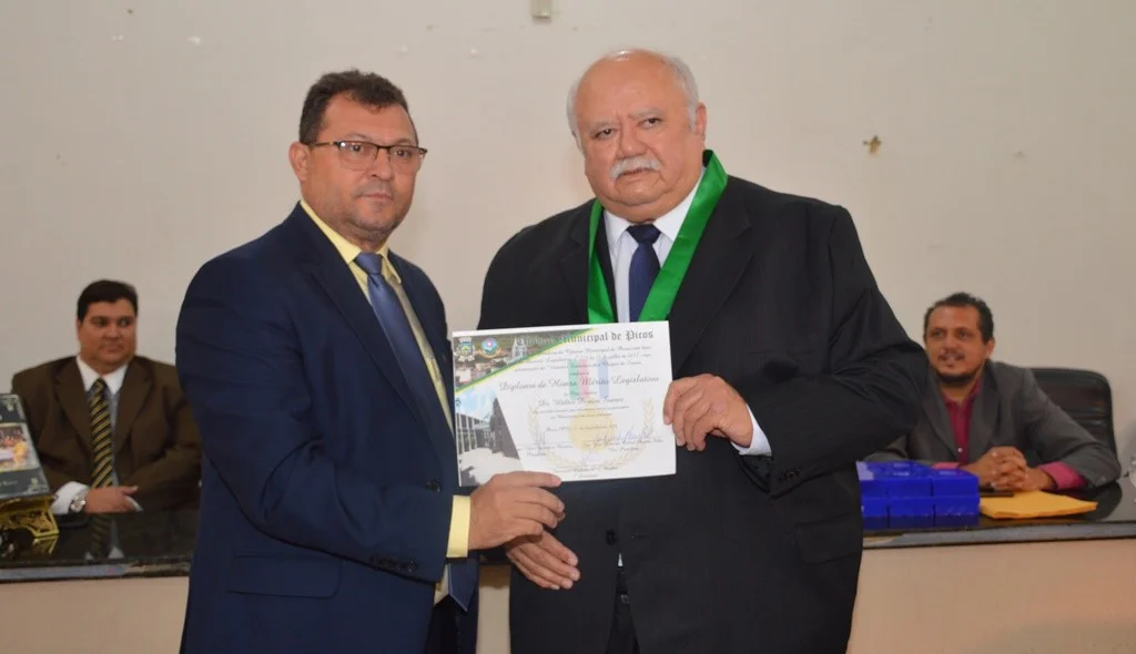 Vereador Chaguinha entrega medalha e diploma ao médico Wálter Soares