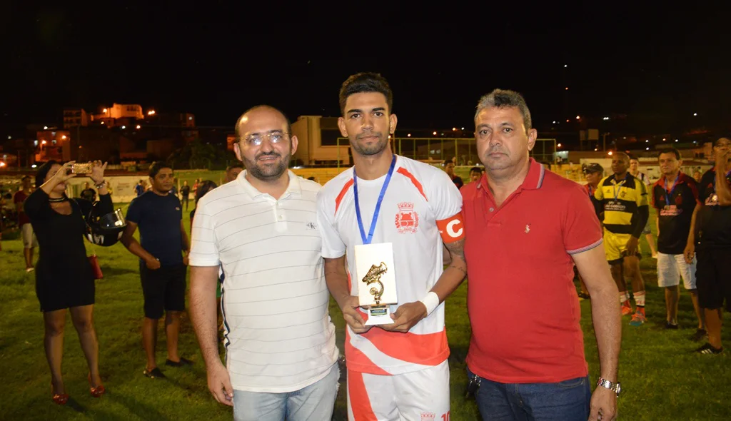 Zambeta recebe troféu de artilheiro da competição
