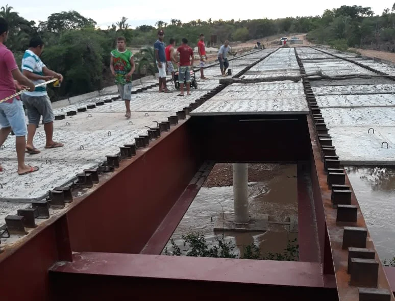Alguns pontos da ponte ainda não receberam o resto do material de concreto
