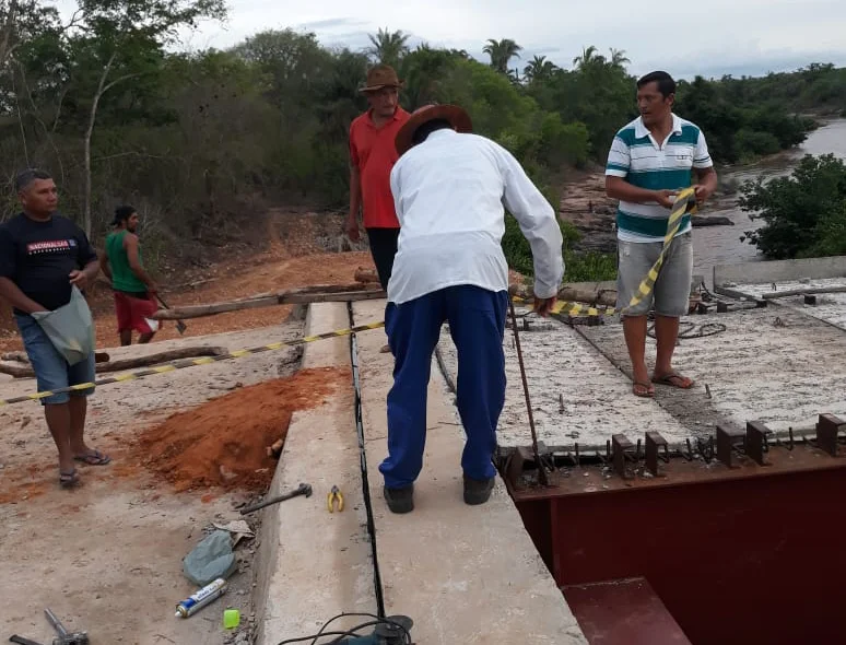 Comunidade se reuniu para concluir serviços na ponte