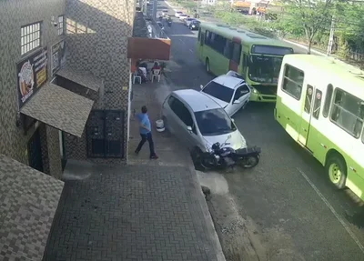 Ônibus colide com carros estacionados