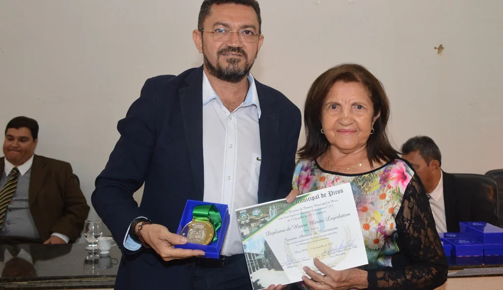 Padre Walmir entrega medalha a servidora da Câmara