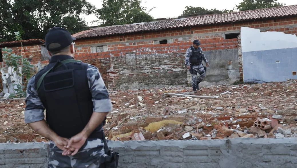 Polícia realizando a procura da arma do crime pelo local