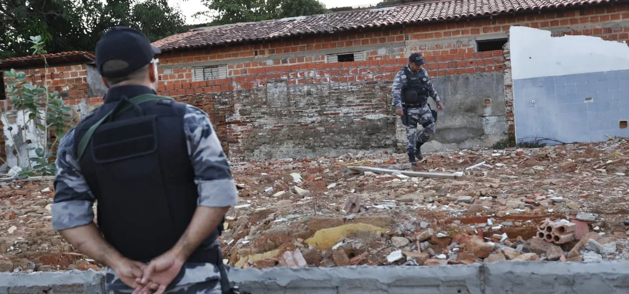 Polícia realizando a procura da arma do crime pelo local